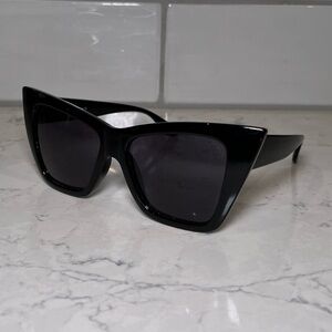 Chic Black Cat-Eye Sunglasses